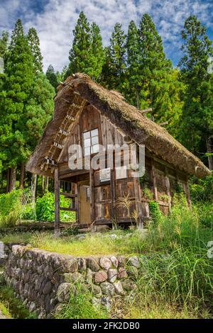 Small traditional Japanese house. Building with a thatched roof. Ogimachi Shirakawa-go, a UNESCO World Heritage Site. Shirakawa, Gifu, Japan Foto Stock
