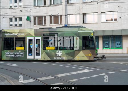 Tramway con pubblicità per le forze armate tedesche, a Mülheim an der Ruhr, NRW, Germania, Foto Stock