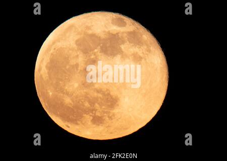 Norimberga, Germania. 27 Apr 2021. La luna piena sorge sulla città. Credit: Daniel Karmann/dpa/Alamy Live News Foto Stock