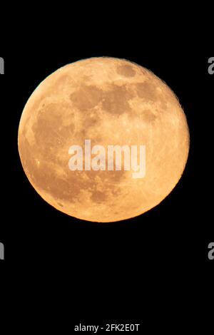 Norimberga, Germania. 27 Apr 2021. La luna piena sorge sulla città. Credit: Daniel Karmann/dpa/Alamy Live News Foto Stock
