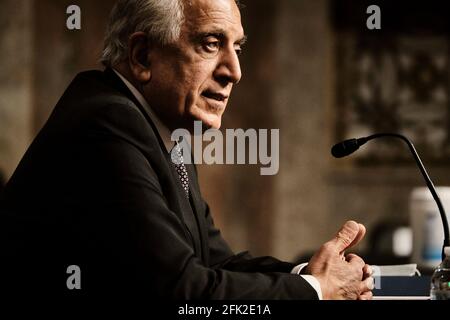 Washington, 27 aprile 2021, Washington, DC. 27 Apr 2021. WASHINGTON, DC - 27 APRILE 2021: Zalmad Khalilzad, rappresentante speciale per la riconciliazione in Afghanistan presso il Dipartimento di Stato, testimonia in un'audizione del Comitato per le relazioni esterne del Senato sulla politica americana in Afghanistan su Capitol Hill a Washington, DC, il 27 aprile 2021. Credito: T.J. Kirkpatrick/Pool via CNP | Usage worldwide Credit: dpa/Alamy Live News Foto Stock