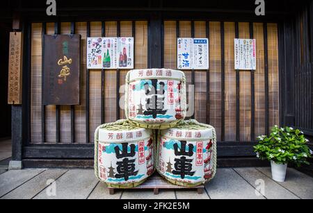 Botti di sake giapponesi. Botti di vino di riso all'esterno di un'antica birreria nella storica città vecchia di Takayama, Giappone. Foto Stock