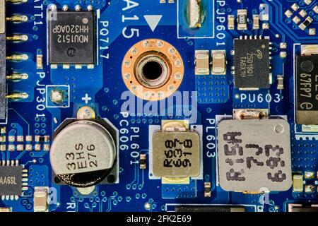 macro e closeup di foto su microchip, processori, scheda madre, all'interno di un dispositivo elettronico, un computer, un notebook Foto Stock