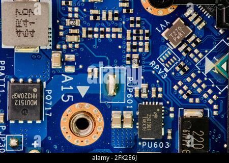 macro e closeup di foto su microchip, processori, scheda madre, all'interno di un dispositivo elettronico, un computer, un notebook Foto Stock