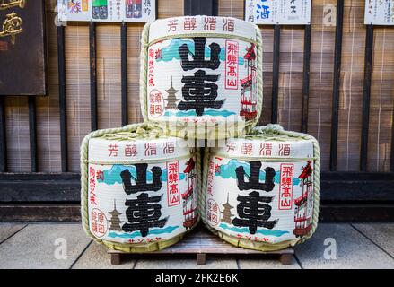 Botti di sake giapponesi. Botti di vino di riso all'esterno di un'antica birreria nella storica città vecchia di Takayama, Giappone. Foto Stock