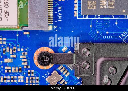 macro e closeup di foto su microchip, processori, scheda madre, all'interno di un dispositivo elettronico, un computer, un notebook Foto Stock