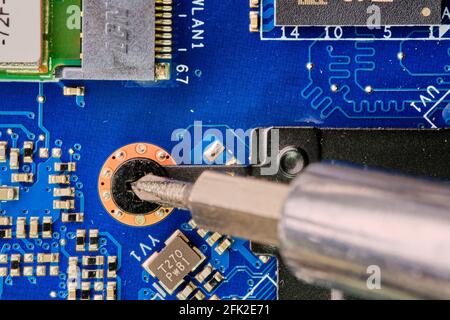 macro e closeup di foto su microchip, processori, scheda madre, all'interno di un dispositivo elettronico, un computer, un notebook Foto Stock