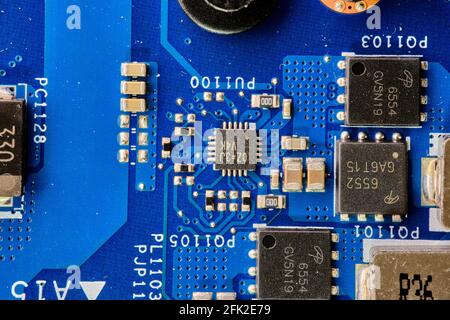 macro e closeup di foto su microchip, processori, scheda madre, all'interno di un dispositivo elettronico, un computer, un notebook Foto Stock