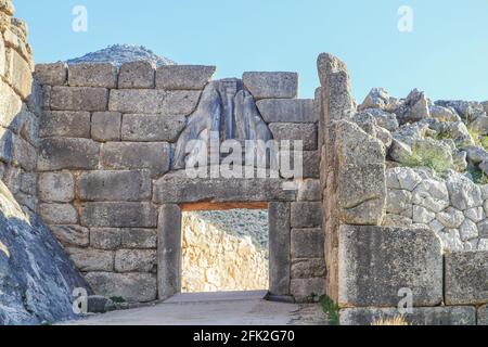 La porta del Leone - l'ingresso principale del Bronzo Età cittadella di Micene nel sud della Grecia con scultura in rilievo di due leonesse o leoni in un eraldi Foto Stock