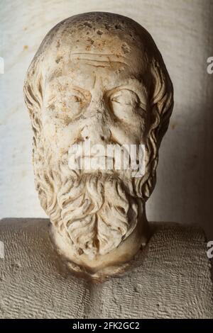 Busto usurato e danneggiato di vecchio greco sconosciuto antico con barba Foto Stock