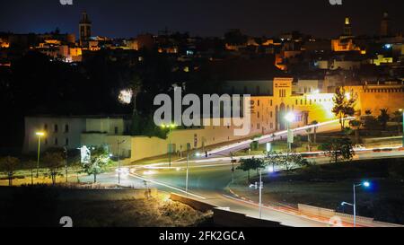 Sentieri leggeri e architettura storica nella città di Meknes Foto Stock