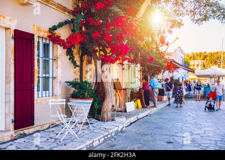 Fiskardo, isola di Cefalonia, Grecia. Fiscardo sull'isola di Cefalonia in Grecia. La destinazione delle vacanze. Belle strade strette a Fiskar Foto Stock