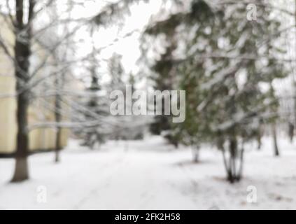 Paesaggio invernale sfocato. Concetto di visione scadente. Sfondo sfocato. Sfondo invernale astratto Foto Stock