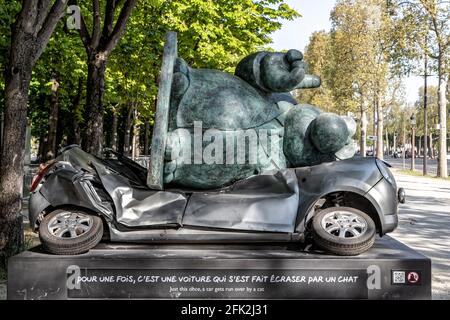 Parigi, Francia. 25 Apr 2021. LE CHAT DEAMBULE di Philippe Geluck sugli Champs-Elysées dal 26 marzo al 9 giugno 2021 a Parigi, Francia. Foto Stock