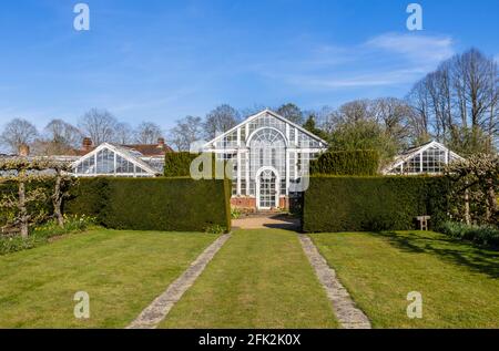 Una serra vintage dilapidata, vista in aprile al festival primaverile dei tulipani di Dunsborough Park, Ripley, Surrey, nel sud-est dell'Inghilterra Foto Stock