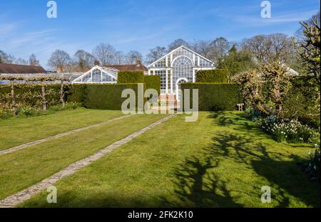 Una serra vintage dilapidata, vista in aprile al festival primaverile dei tulipani di Dunsborough Park, Ripley, Surrey, nel sud-est dell'Inghilterra Foto Stock