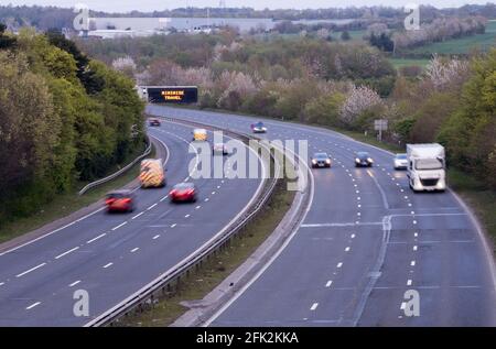 Le informazioni "Minimise Travel" sono visualizzate sul bordo stradale dell'autostrada per dover da Londra durante la fase di alleggerimento del blocco del coronavirus, Regno Unito Foto Stock
