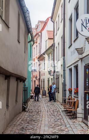 RIGA, LETTONIA - 19 AGOSTO 2016: Vicolo acciottolato stretto Troksnu iela nel centro di riga, Lettonia Foto Stock