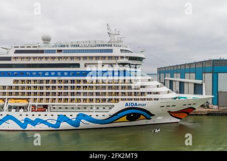 HELSINKI, FINLANDIA - 24 AGOSTO 2016: Nave da crociera di classe AIDAmar Sphinx al Terminal Ovest di Lansisatama del porto di Helsinki Foto Stock