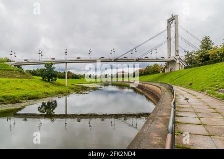 Ponte pedonale sul fiume Nemunas a Kaunas, Lituania. Foto Stock