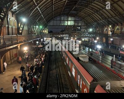 San Paolo, San Paolo, Brasile. 27 Apr 2021. San Paolo (SP), 27/04/2021 - MOVIMENTAO/ESTACAO LUZ /SAN PAOLO - e grande a movimentacao de pessoas na plataforma da CPTM na estacao Luz, na noite desta terca-feira Credit: LECO Viana/TheNEWS2/ZUMA Wire/Alamy Live News Foto Stock