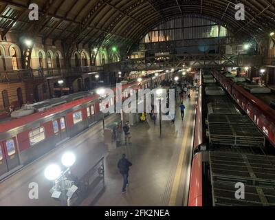 San Paolo, San Paolo, Brasile. 27 Apr 2021. San Paolo (SP), 27/04/2021 - MOVIMENTAO/ESTACAO LUZ /SAN PAOLO - e grande a movimentacao de pessoas na plataforma da CPTM na estacao Luz, na noite desta terca-feira Credit: LECO Viana/TheNEWS2/ZUMA Wire/Alamy Live News Foto Stock