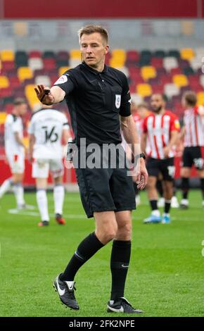 Brentford, Regno Unito. 27 Apr 2021. Arbitro Michael Salisbury durante lo Sky Bet Championship a porte chiuse incontro tra Brentford e Rotherham United al Brentford Community Stadium di Brentford, Inghilterra, il 27 aprile 2021. Foto di Andrew Aleksiejczuk. Credit: Prime Media Images/Alamy Live News Foto Stock