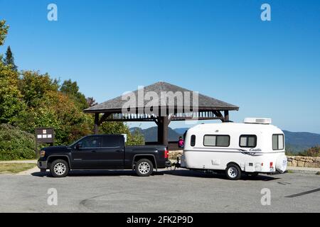 Sierra pick-up camion con Casita camper al traino parcheggiato in una prospettiva sulla Kancamagus Highway, New Hampshire, Stati Uniti. Foto Stock