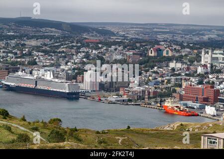 Vista aerea delle navi da crociera e delle navi industriali ormeggiano al porto di San Giovanni a Terranova, preso da Signal Hill Foto Stock