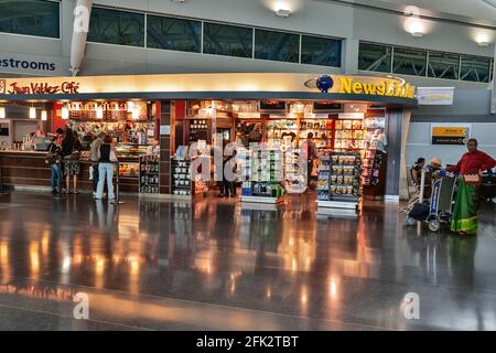 Negozio e caffetteria, stazione ferroviaria principale di Zurigo, Zurigo, Svizzera, Europa Foto Stock