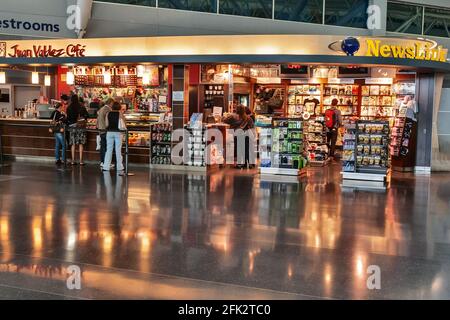 Negozio e caffetteria, stazione ferroviaria principale di Zurigo, Zurigo, Svizzera, Europa Foto Stock