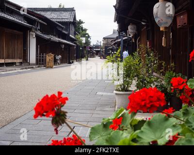 Gifu, Giappone - 5 ottobre 2015: Kawaramachi, una vecchia strada con case mercantili tradizionali - caffè e negozi di souvenir all'interno Foto Stock