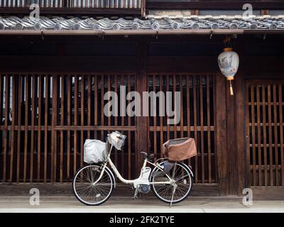 Gifu, Giappone - 5 ottobre 2015: Biciclette parcheggiate di fronte alla tradizionale casa giapponese sulla storica via Kawaramachi Foto Stock