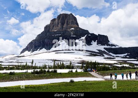 Glacier National Park, USA - 4 luglio 2016: Escursionisti a piedi lungo il sentiero del lago nascosto con la montagna Clements sullo sfondo Foto Stock