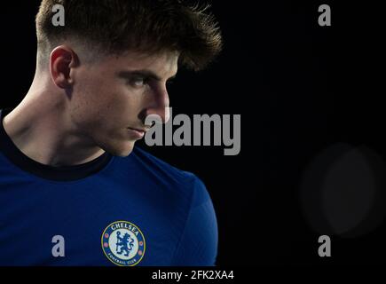 Madrid, Spagna. 27 Apr 2021. Il Monte Mason del Chelsea reagisce durante la prima partita di calcio della UEFA Champions League tra il Real Madrid e il Chelsea a Madrid, Spagna, il 27 aprile 2021. Credit: Meng Dingbo/Xinhua/Alamy Live News Foto Stock