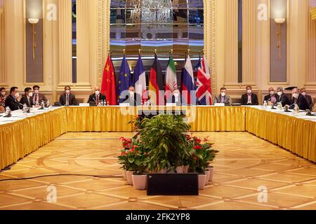 (210428) -- VIENNA, 28 aprile 2021 (Xinhua) -- l'ultima riunione del piano d'azione congiunto globale (JCPOA) si svolge a Vienna, Austria, il 27 aprile 2021. La sequenza in cui gli Stati Uniti e l'Iran ritornano al rispetto dell'accordo nucleare con l'Iran del 2015, o l'accordo JCPOA, è innanzitutto una questione di "giustizia", ha affermato Wang Qun, inviato cinese alle Nazioni Unite e ad altre organizzazioni internazionali a Vienna, martedì. Wang ha fatto le sue osservazioni dopo aver partecipato all'ultima riunione della commissione mista JCPOA. La riunione è stata presieduta da Enrique Mora, il deput Foto Stock