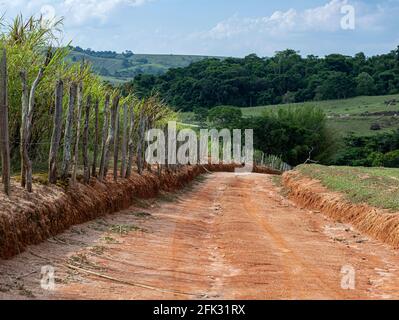 Una strada sterrata che scende. Foto Stock