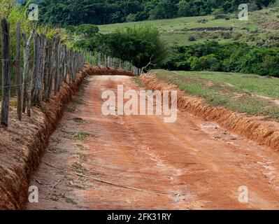 Una strada sterrata che scende. Foto Stock