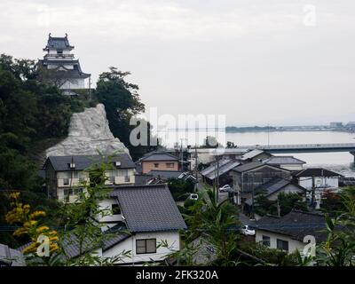 Kitsuki, Giappone - 31 ottobre 2016: Vista sulla città con il castello di Kitsuki sullo sfondo Foto Stock