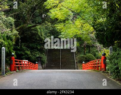 Kitsuki, Giappone - 31 ottobre 2016: Ponte rosso e gradini nel parco del castello di Kitsuki Foto Stock