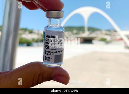 Rio Janeiro, Brasile, 20 aprile 2021. Vetro vaccino AstraZeneca, prima di essere applicato per immunizzare contro il coronavirus al posto di vaccinazione nel Th Foto Stock