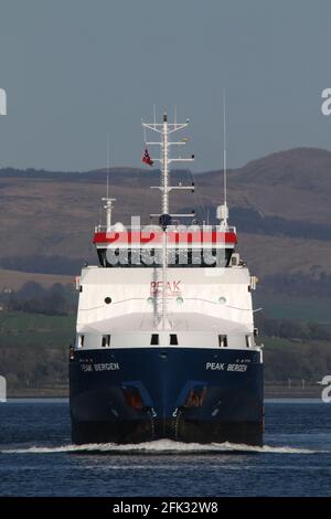 MV Peak Bergen, una nave da carico gestita da Peak Project Carriers (Peak Group), passando dal porto East India di Greenock sul Firth of Clyde. Foto Stock