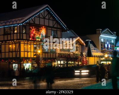Leavenworth, WA - 27 dicembre 2015: Luce di Natale nel villaggio bavarese di Leavenworth Foto Stock