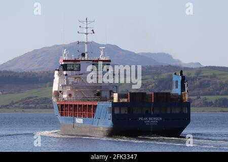 MV Peak Bergen, una nave da carico gestita da Peak Project Carriers (Peak Group), passando dal porto East India di Greenock sul Firth of Clyde. Foto Stock