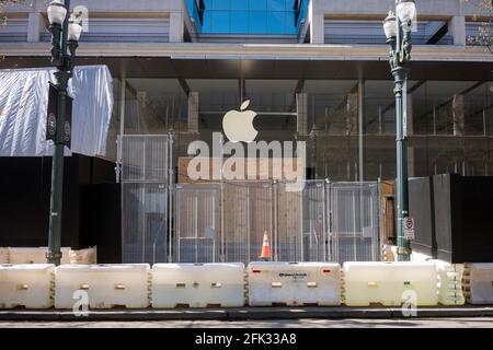 Chiuso il negozio di punta Apple al Pioneer Place nel centro di Portland, Oregon, visto domenica 18 aprile 2021, dopo che i dimostranti hanno messo gli incendi su una costruzione... Foto Stock