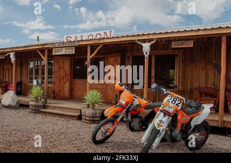 Due moto sportive d'avventura arancio luminoso parcheggiate di fronte al del Borracho, un ristorante e saloon popolare a Loreto, Baja California sur, Messico. Foto Stock