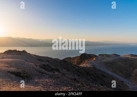 Montagne nel deserto sullo sfondo del Mar Rosso. Shlomo, Eilat Israele, Marte come il paesaggio. Foto di alta qualità Foto Stock
