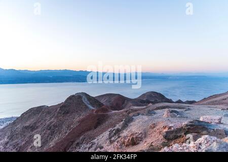 Montagne nel deserto sullo sfondo del Mar Rosso. Shlomo, Eilat Israele, Marte come il paesaggio. Foto di alta qualità Foto Stock