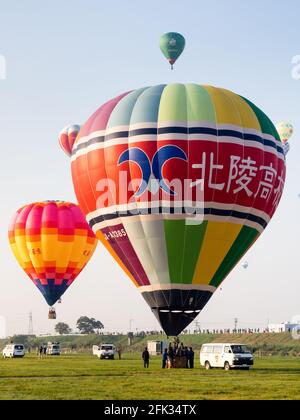 Saga, Giappone - 4 novembre 2016: I mongolfiera si gonfiano e decolorano durante la Saga International Balloon Fiesta Foto Stock