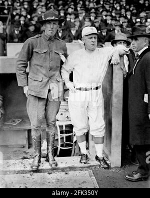 Hank Gowdy, in uniforme militare con il manager John McGraw, New York Giants, World Series Game 3, Brush Stadium, New York, 10 ottobre 1917. Foto Stock